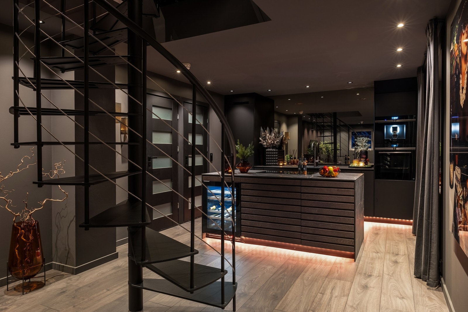 Stuen sin utforming gjør det enkelt å møblere i ulike soner. Galleribilde