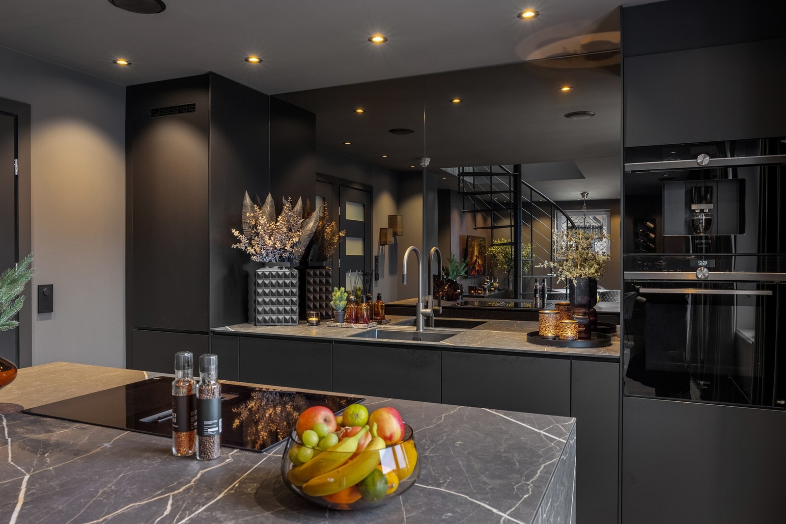 Av hvitevarer har du kjøl/fryseskap, oppvaskmaskin, induksjonstopp med innebygd ventilator, kaffemaskin, vinskap og stekeovn. Hvitevarene er levert av Siemens Studioline. Galleribilde