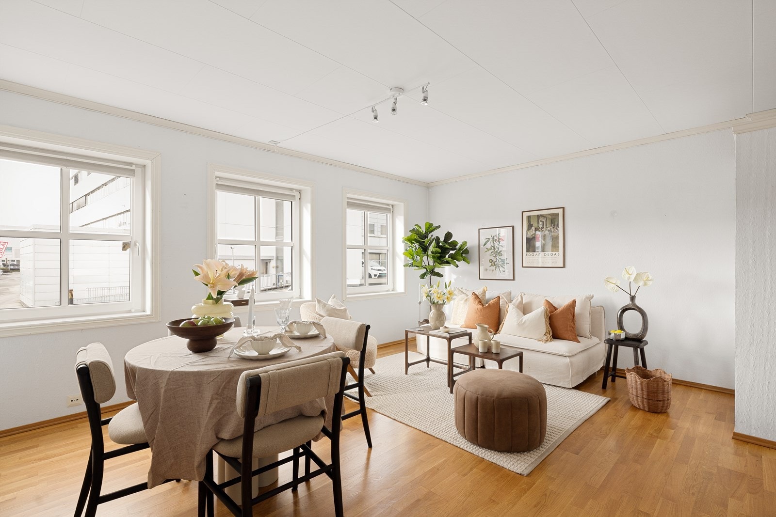 Velkommen til Hillevågsveien 33, en romslig og sentral 2- roms leilighet i 2. etasje. Galleribilde