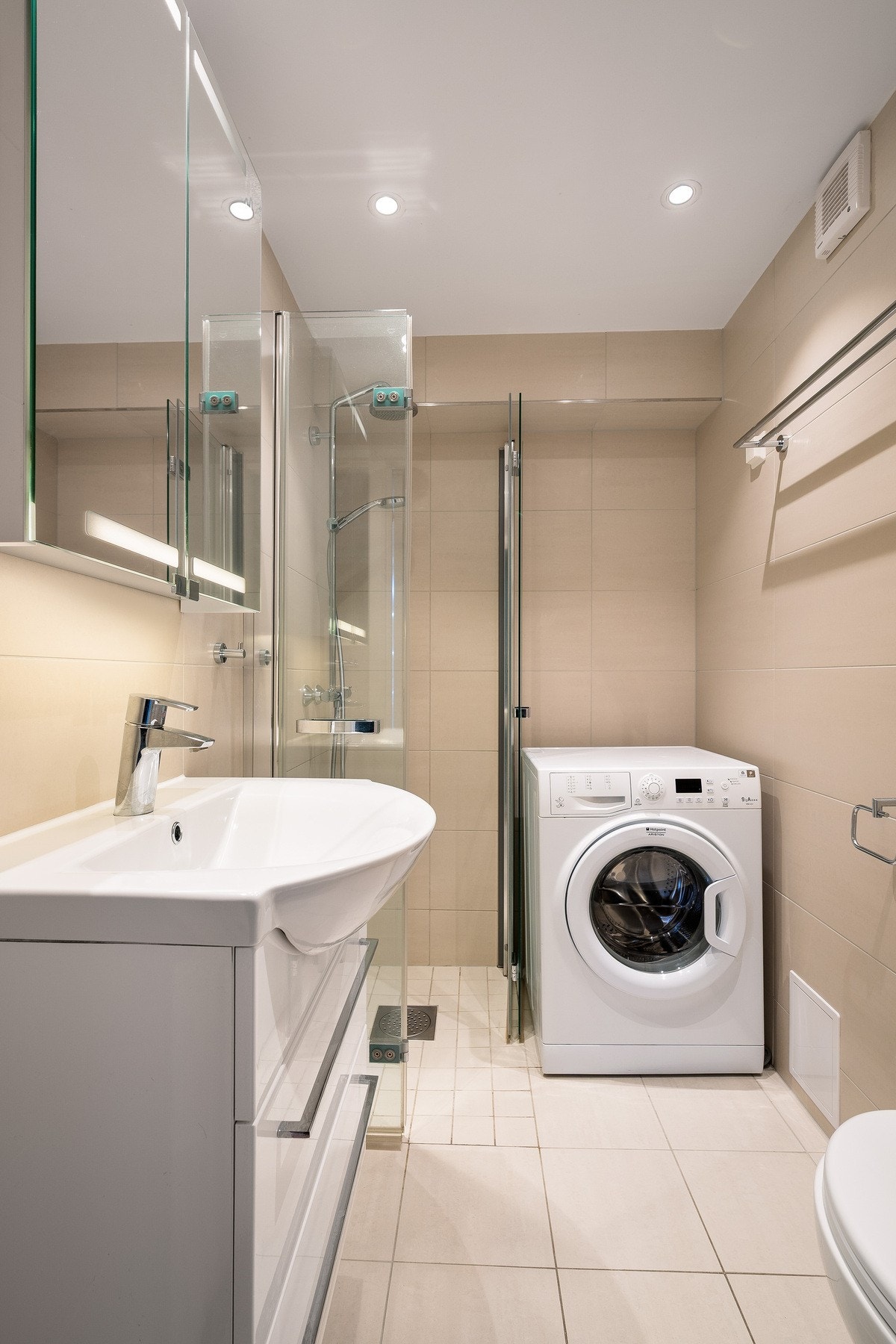 Badet ble oppgradert i 2015. Faktura og arbeidsbeskrivelse for renovering foreligger. Galleribilde