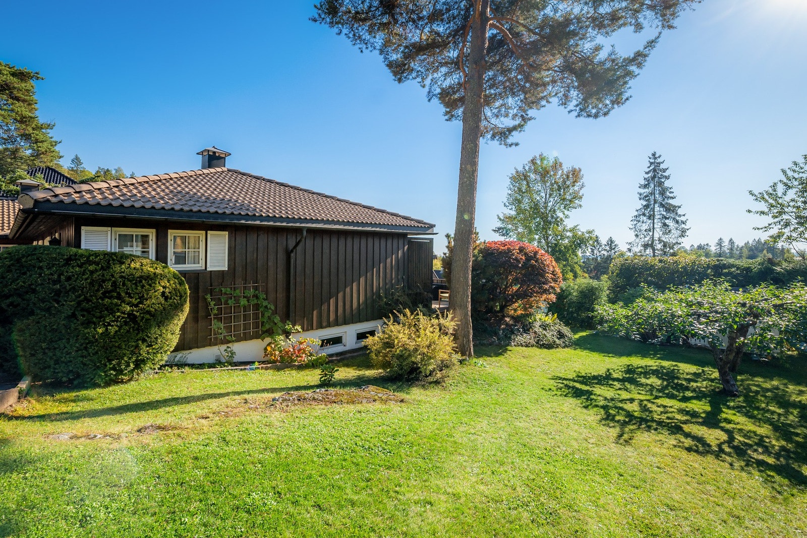 Eiendommen utgjør 826,5 m² og gir rikelig med utearealer for både lek og opphold. Galleribilde