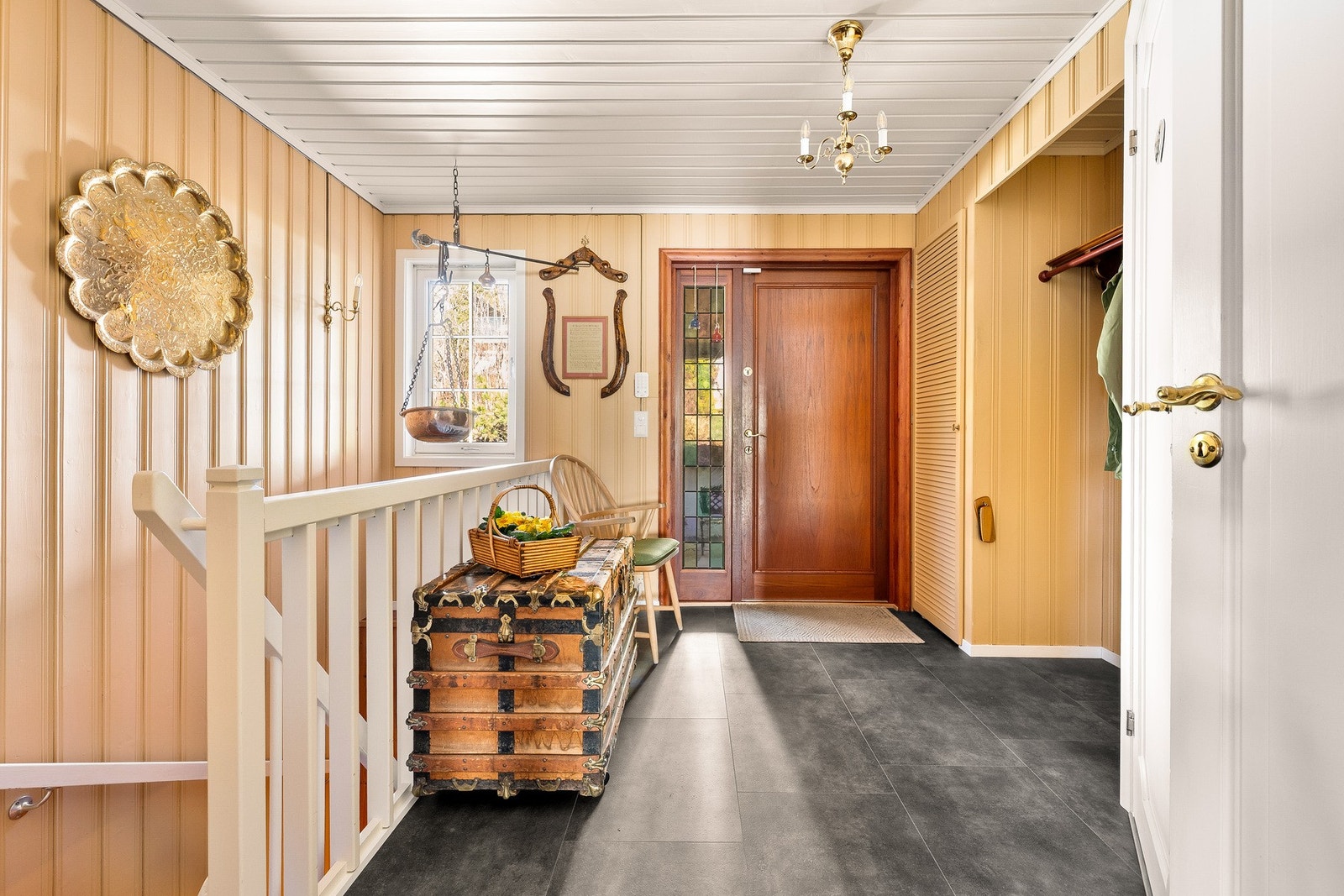 Romslig entré med god plass til oppheng av yttertøy. Galleribilde