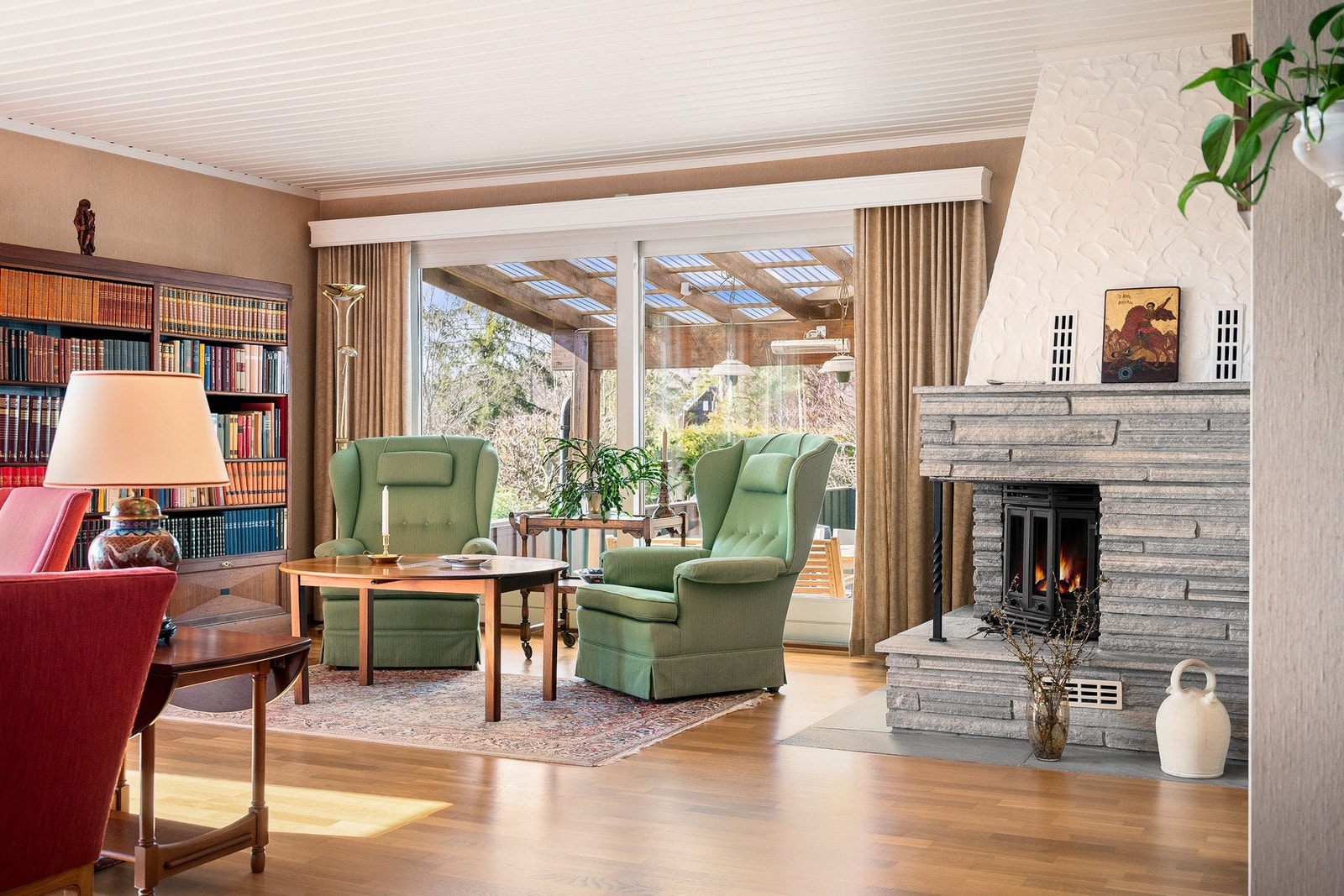 I stuen er det en murt peis, kledd med ubehandlet skifer og med hvitmalt kappe. Innebygd bioparafinovn under peisen. Galleribilde