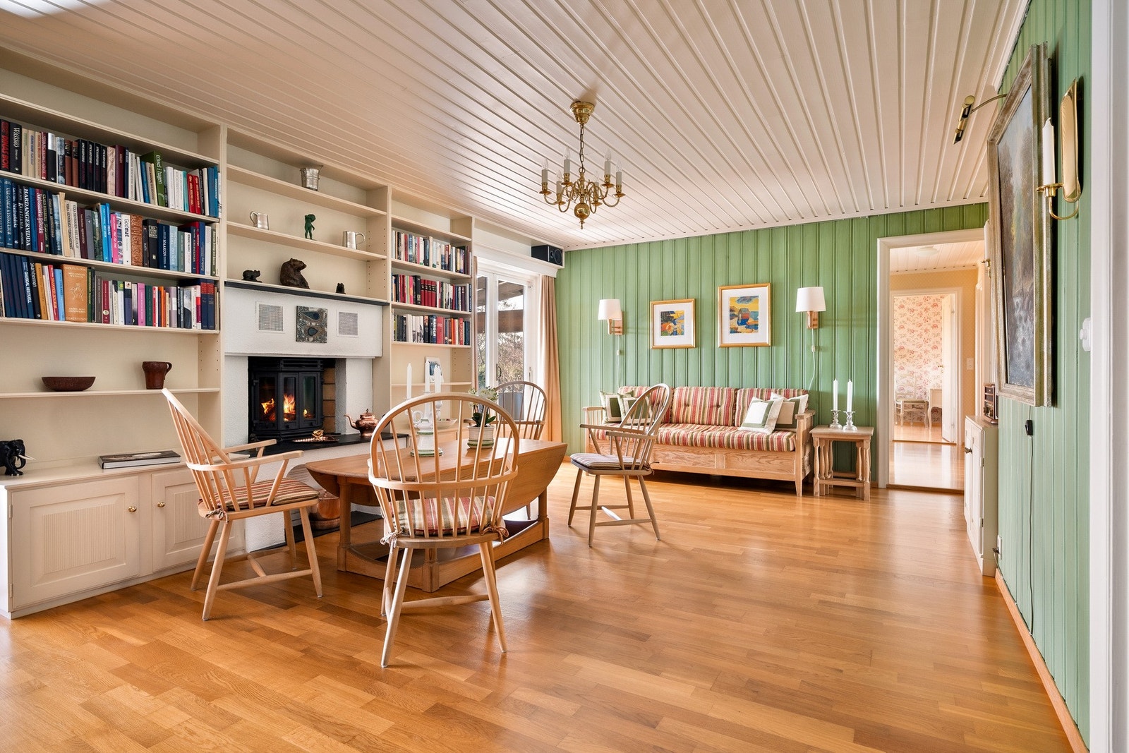 Murt peis i forstue med hvite vanger, sokkel og hvitmalt kappe. Under peisinnsatsen er det installert parafinbrenner fra byggeåret, tilknyttet original tank som er omgjort til bioolje. Galleribilde