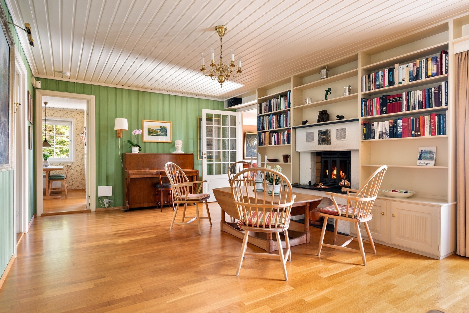 Boligen har en romslig forstue som fungerer som et naturlig bindeledd mellom oppholdsrom og soveromsdel, og gir en god flyt i planløsningen. Galleribilde