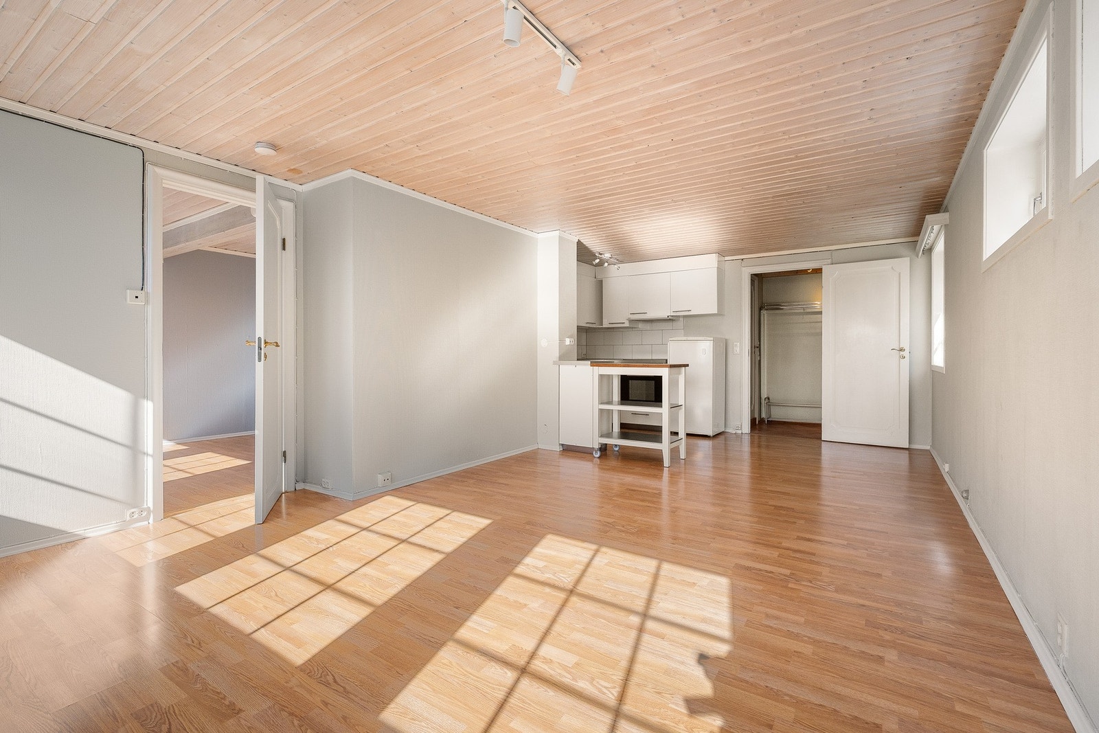 God plass til møblering sofagruppe, TV og spisebord. Galleribilde