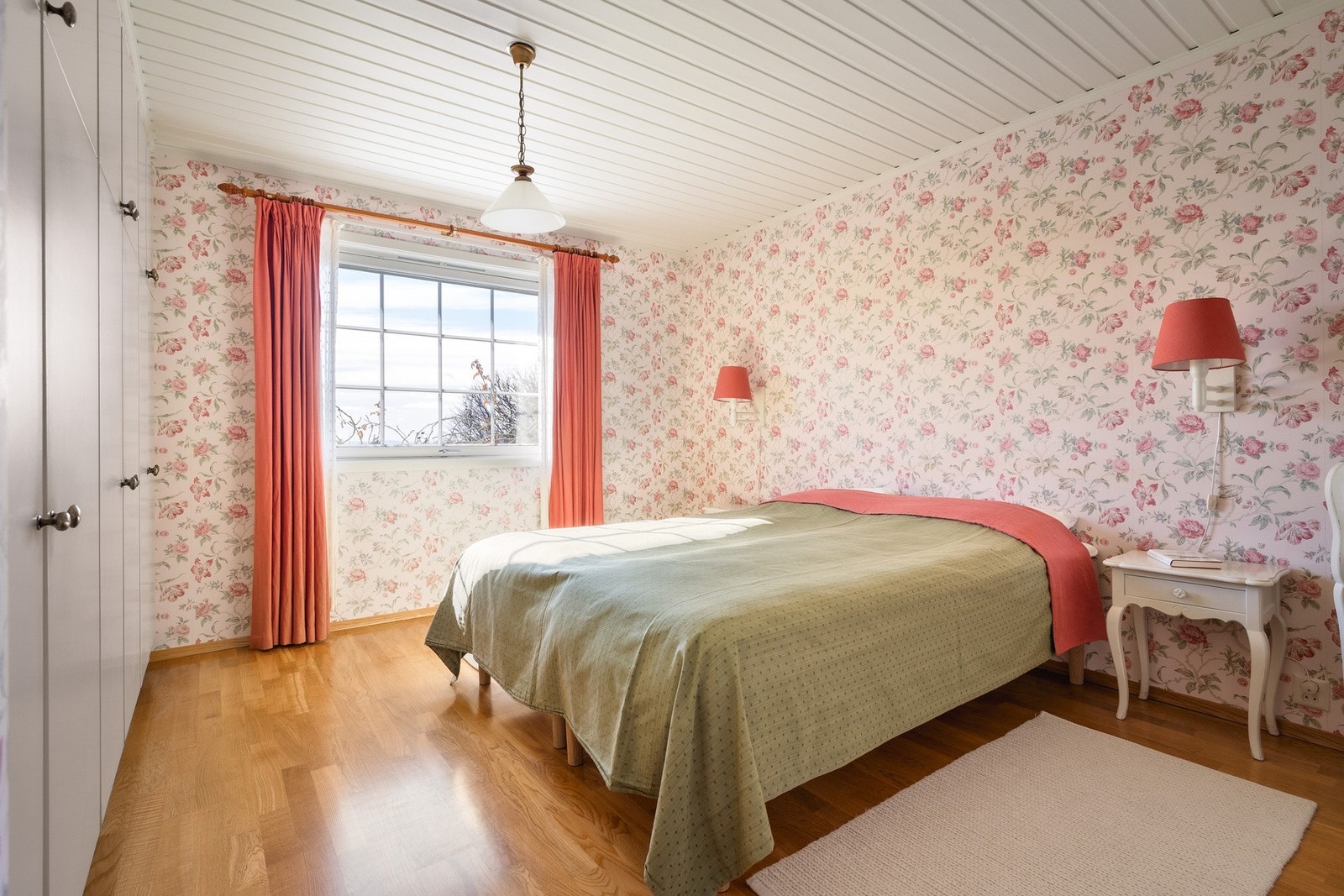 Soverom I er innredet med plassbygd garderobeskap. Galleribilde