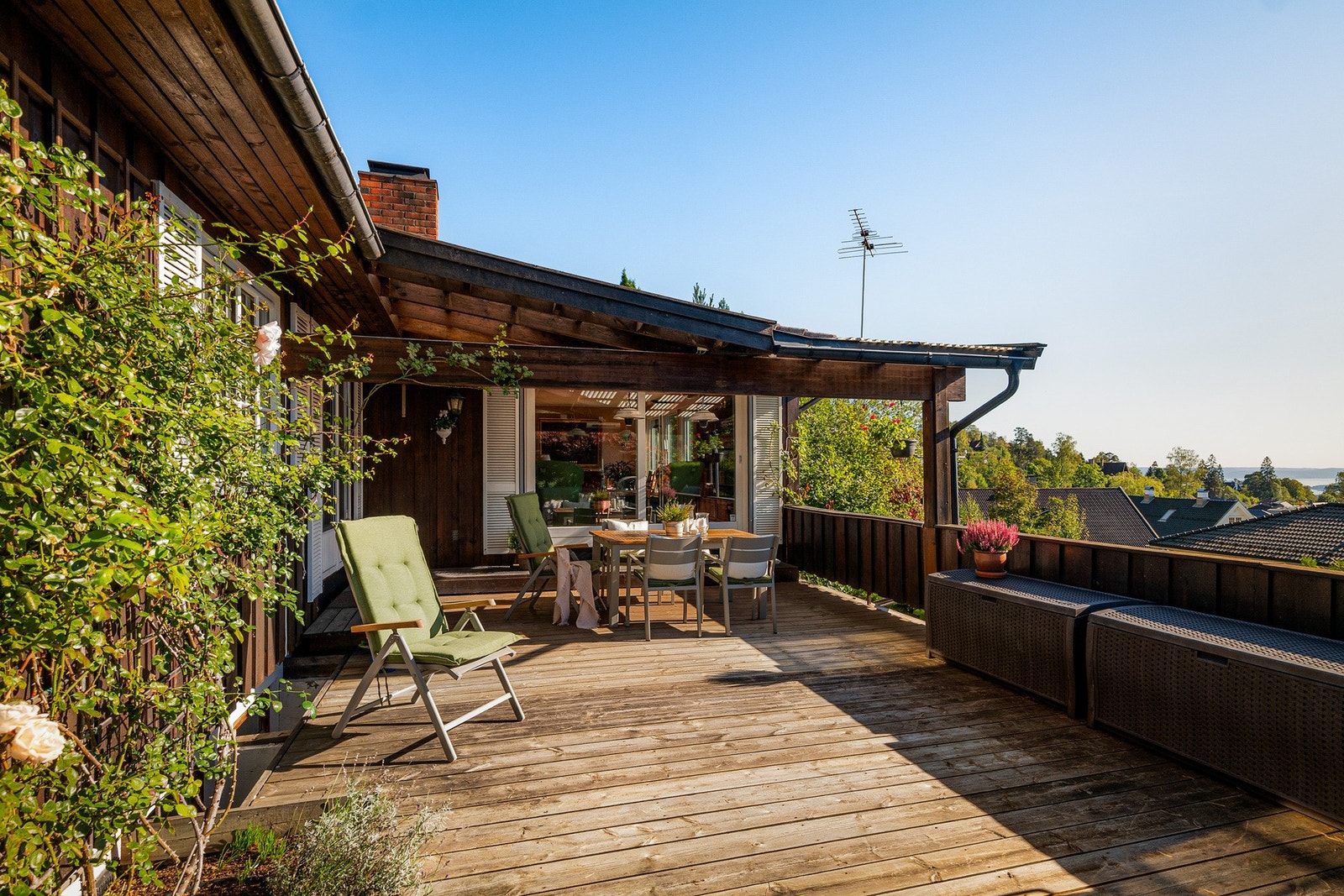 Uteplassen er et tilbaketrukket fristed, skjermet for innsyn med gode solforhold. Galleribilde