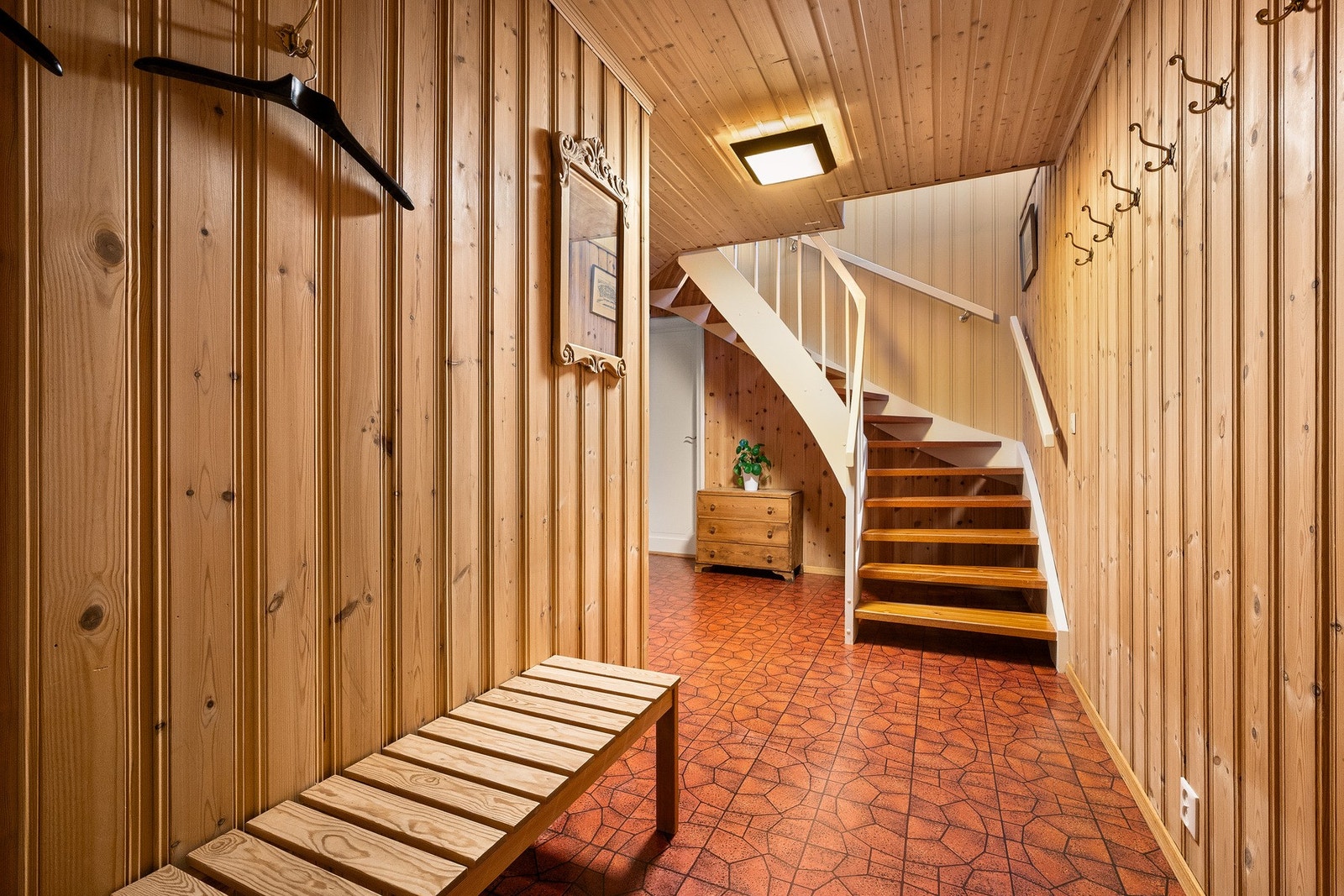 Hallen i underetasjen binder bodarealene sammen. I tillegg er det adkomst til et bad med tilhørende badstue. Galleribilde