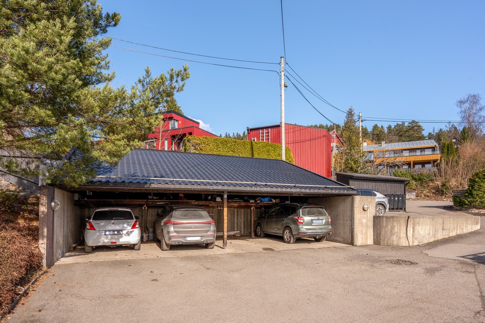 Boligen disponerer en biloppstillingsplass i felles carport. Det er i tillegg 3 felles biloppstillingsplasser som kan benyttes ved ledighet. Galleribilde