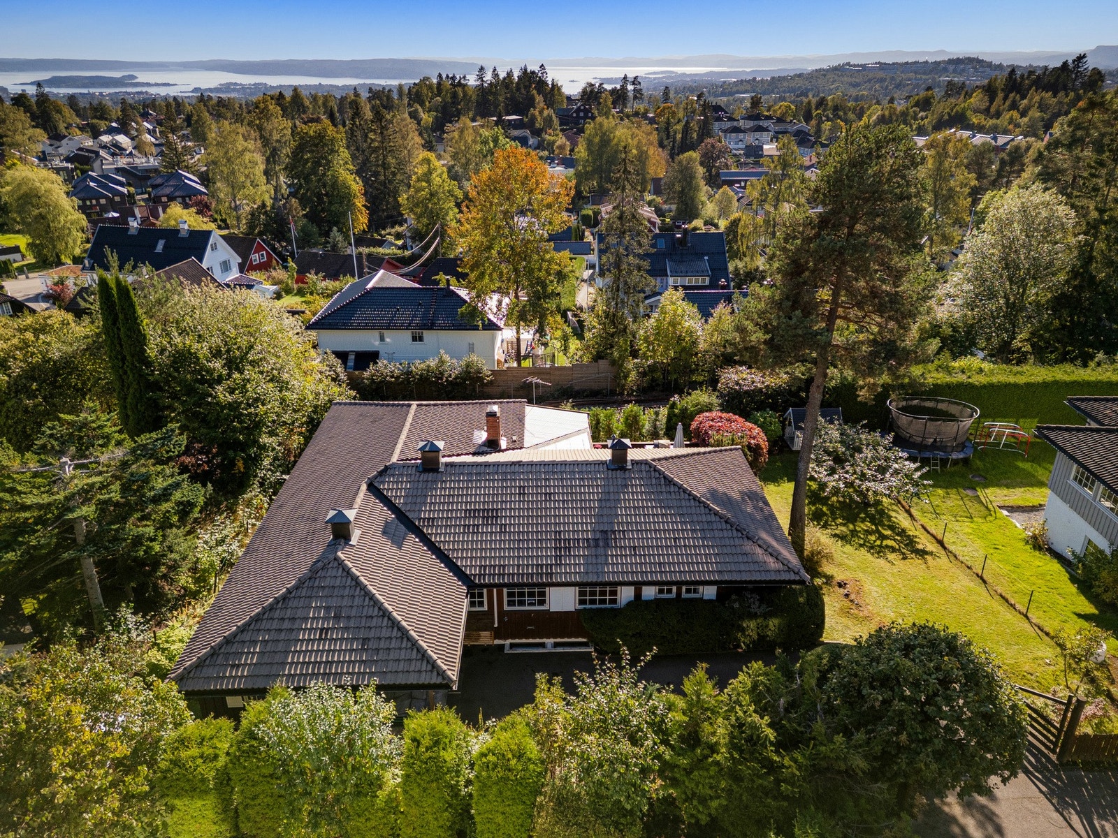 Boligen ligger i et etablert og barnevennlig område med gangavstand til skoler, bla. Oslo Montessori skole, samt kort vei til marka. T-bane og marka ligger kun ca. 3 min unna. Galleribilde