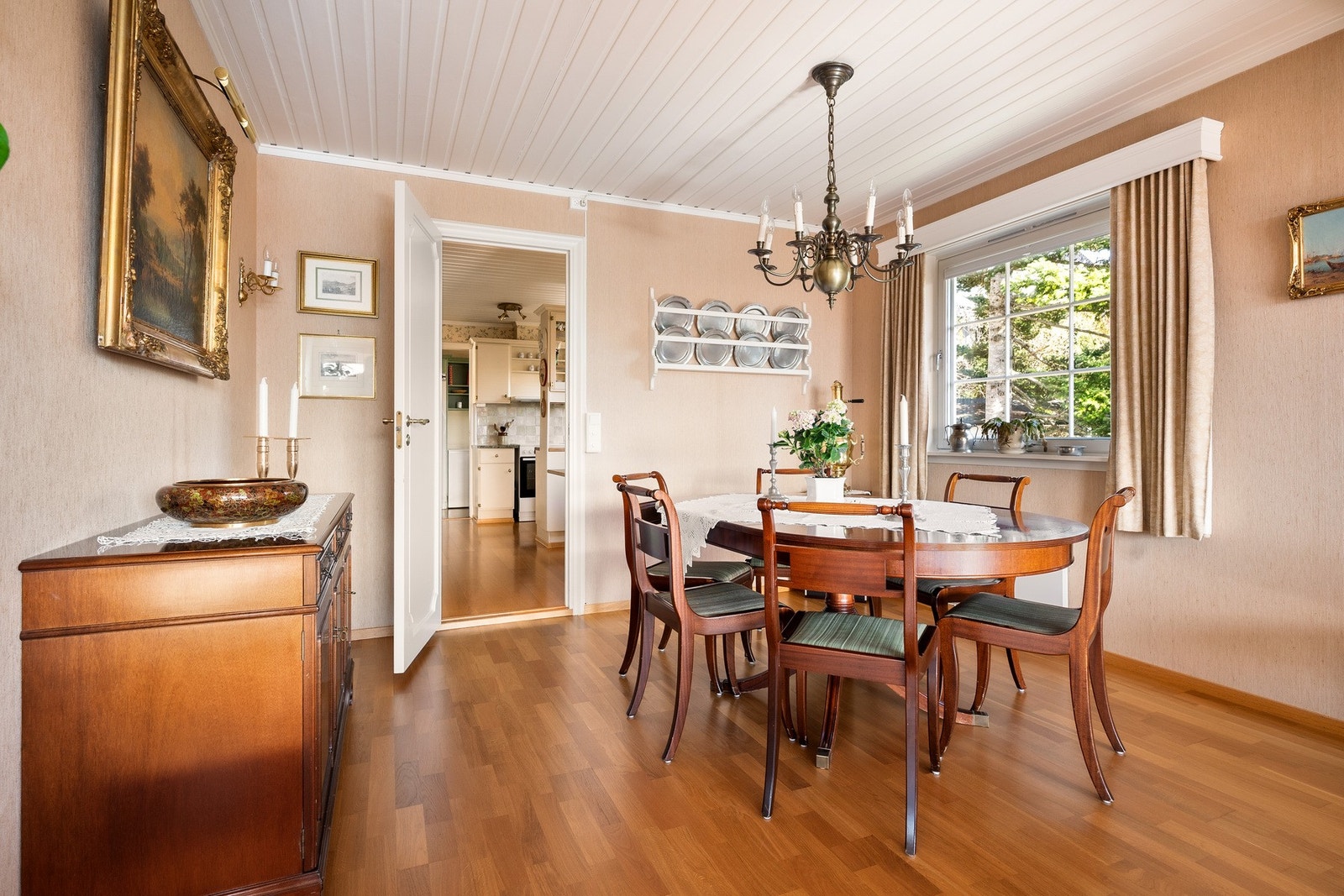 Spisestue i tilknytning til kjøkkenet, der man kan dekke opp til mange gjester. Galleribilde