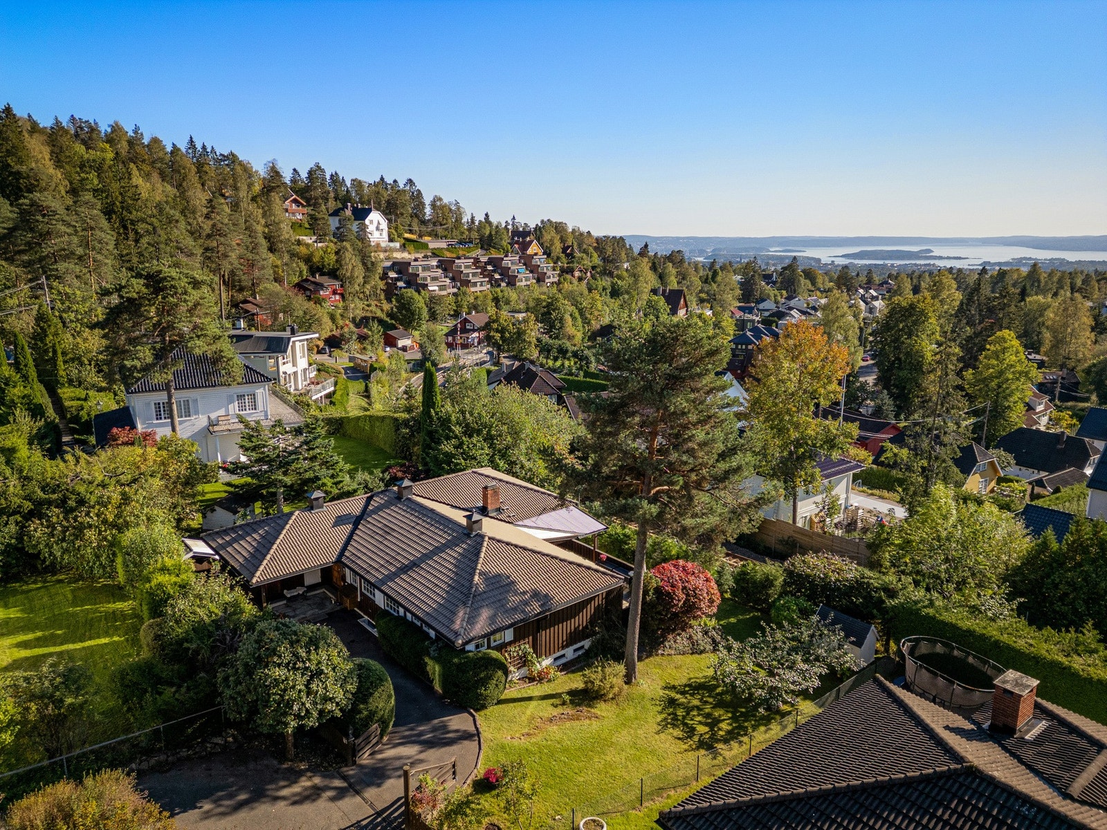 Boligen ligger på et høydedrag med flott utsikt over fjorden. Galleribilde
