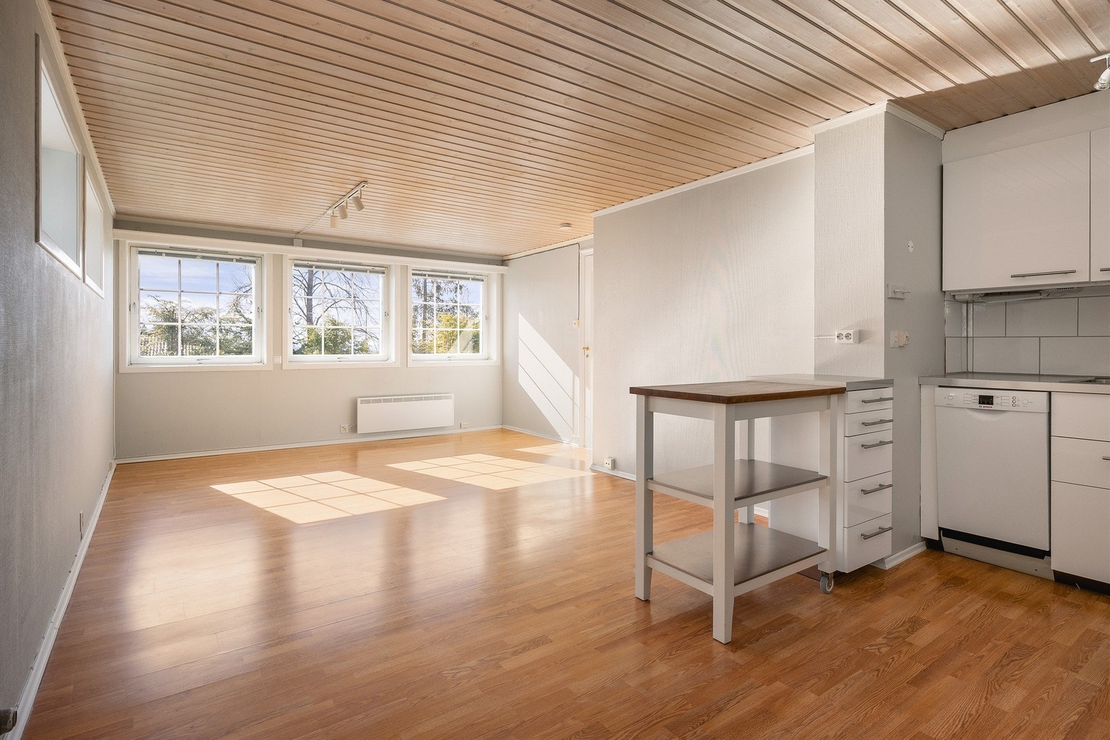 Lys stue med åpen kjøkkenløsning. Galleribilde