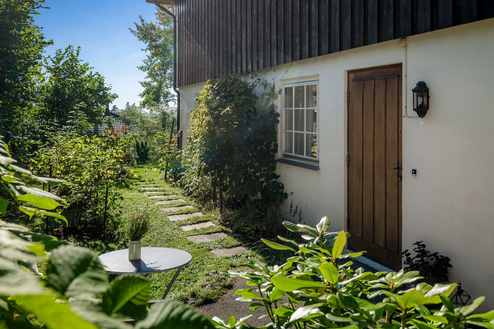 Boligen har en hybeldel med egen inngang. Hybelen har tidligere vært leid ut for kr. 18 000,- pr. mnd ekskl. strøm. Galleribilde