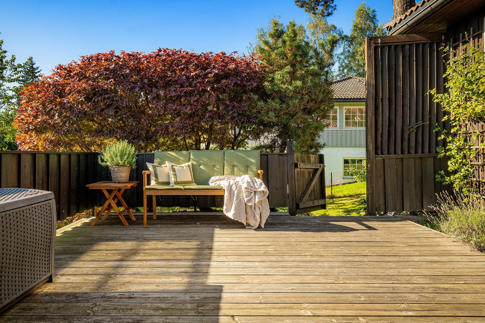 Fra terrassen er det direkte adkomst til hagen via port, som gir en sømløs overgang mellom uteplass og grøntareal. Galleribilde