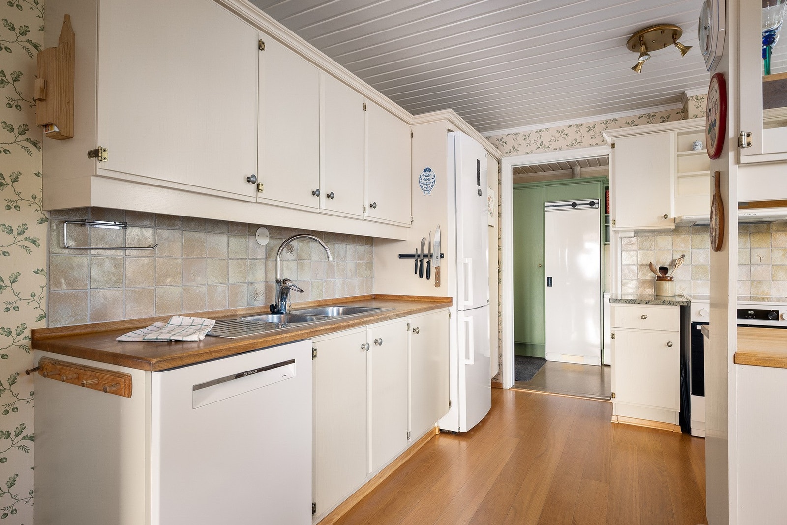 Benkeplate i heltre med nedfelt kum i rustfritt stål, samt granittfelt på hver side av komfyren som gir en robust og funksjonell arbeidsflate. Galleribilde