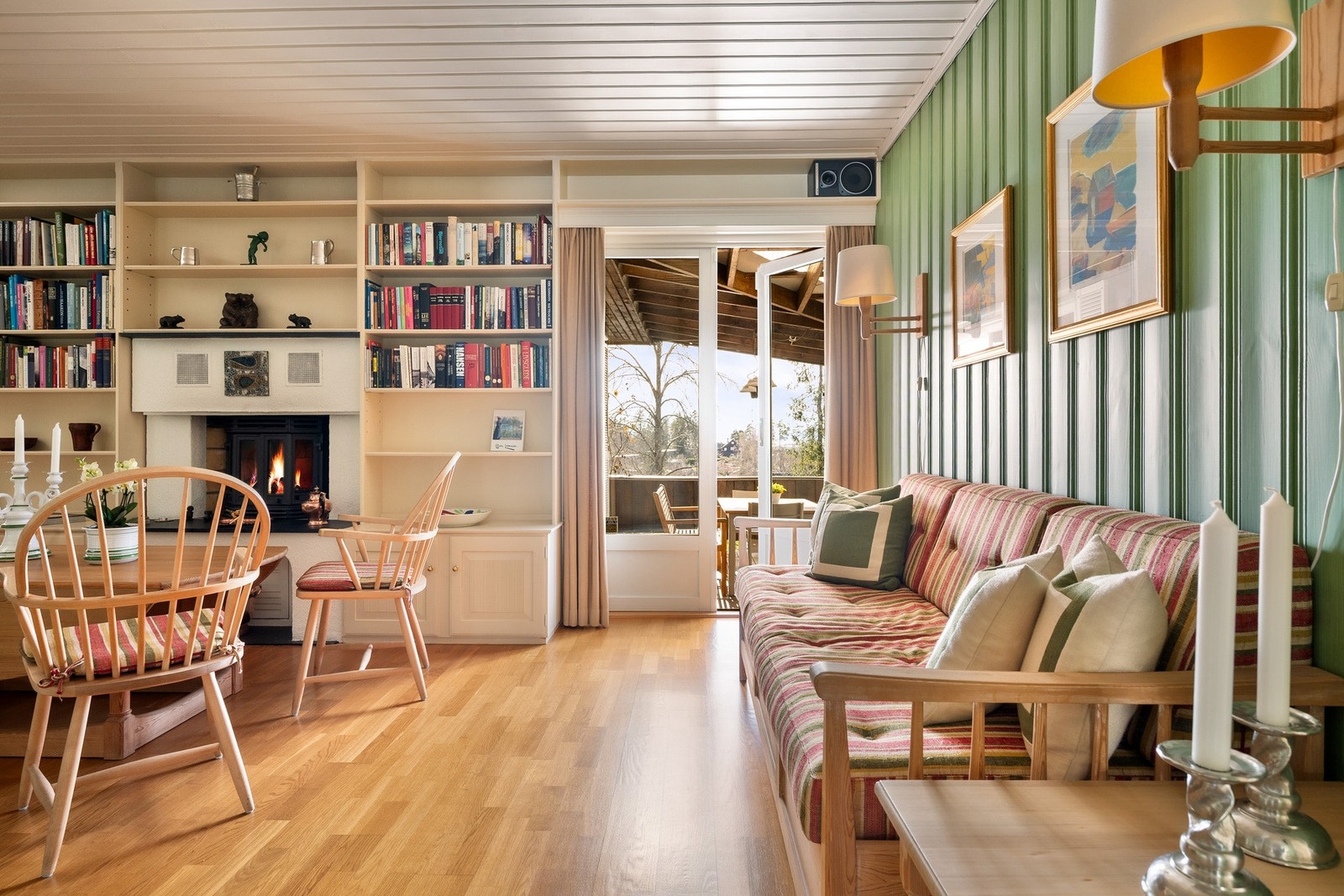 Fra både stue og forstuen er det utgang til en idyllisk terrasse på 45 m². Galleribilde