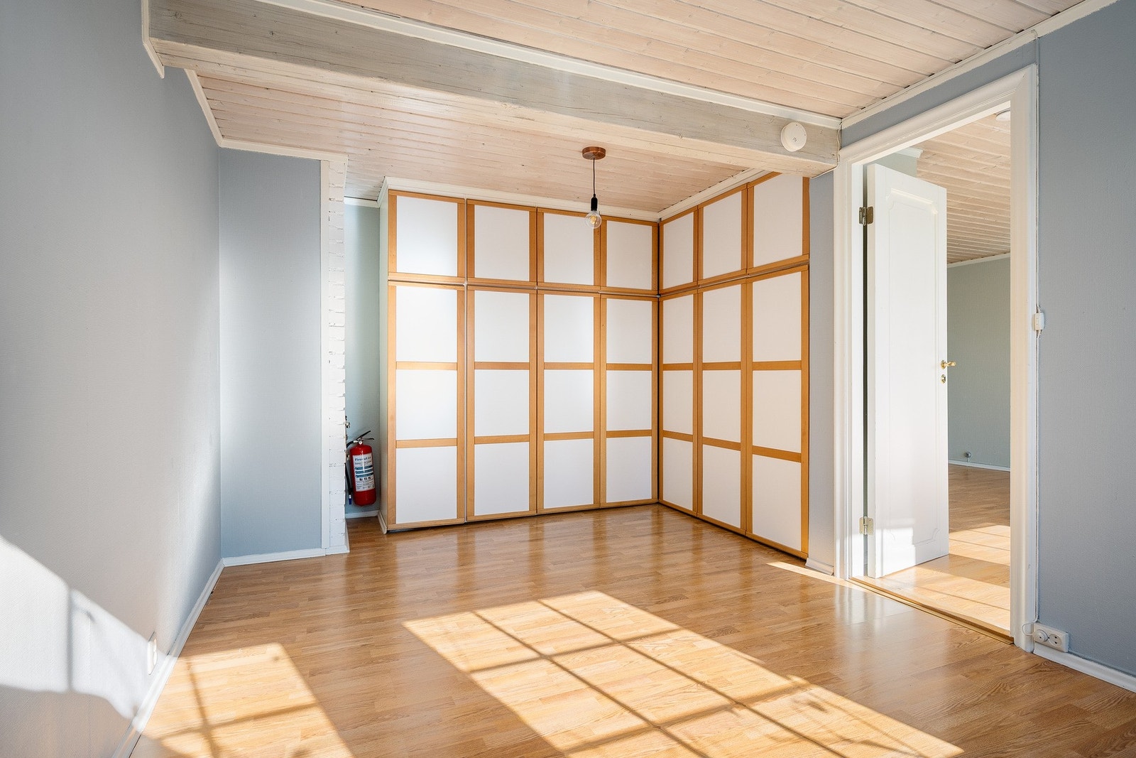 Soverommet er innredet med garderobeskap. Galleribilde