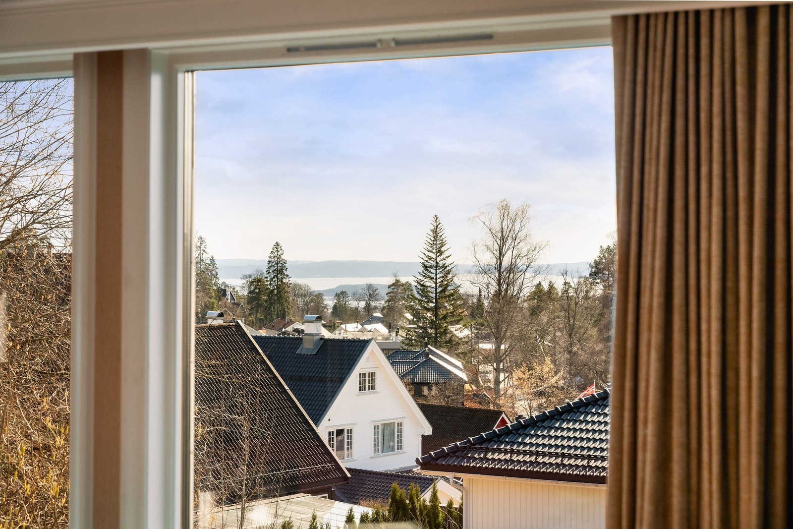 Flott utsikt over fjorden. Galleribilde