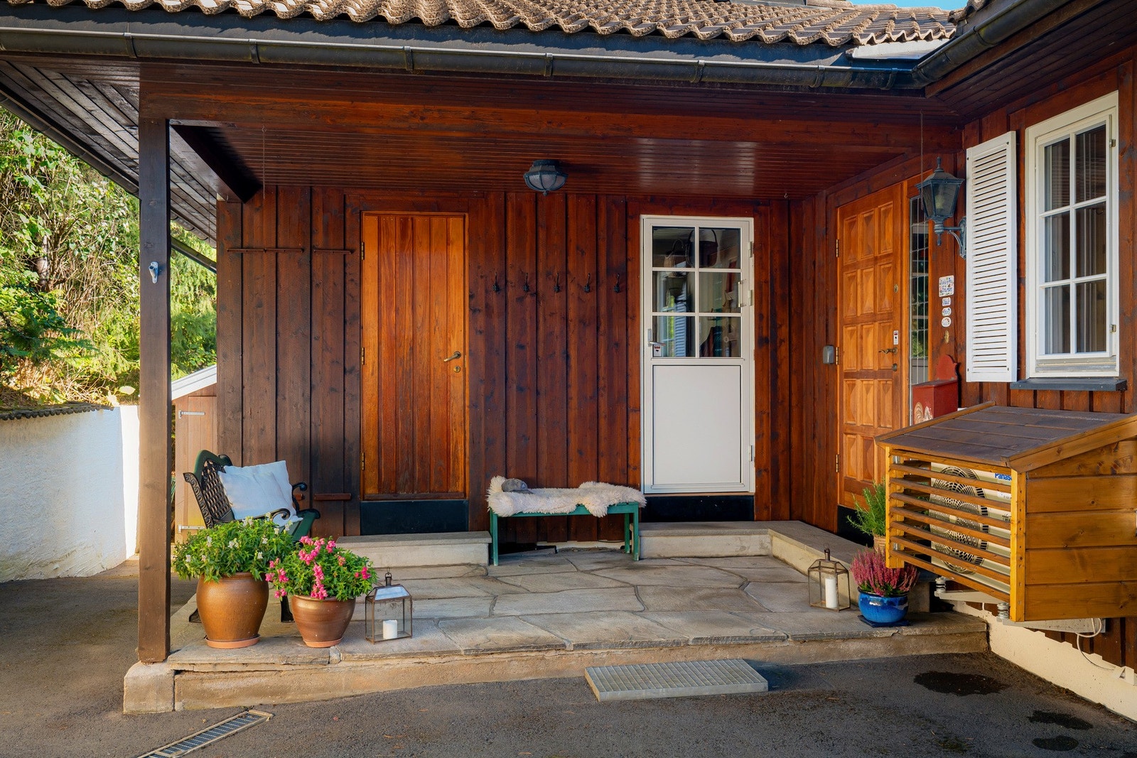 Inngangspartiet er tilrettelagt med en overbygget skiferplatting på 10 m², som gir et skjermet og praktisk ankomstområde. Separat adkomst til vaskerom og utvendig bod på 7 m². Galleribilde