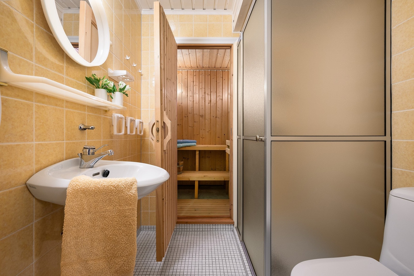 Bad med direkte adkomst til tilhørende badstue - ideelt etter skitur. Galleribilde