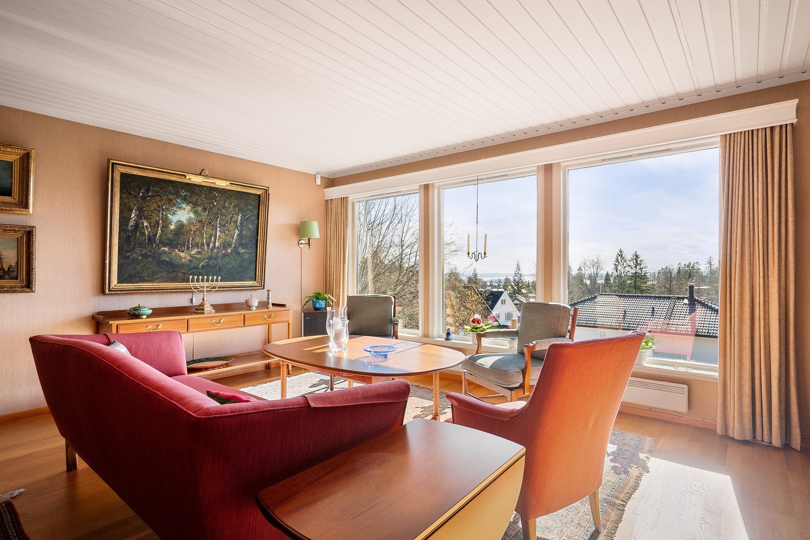 De store vindusflatene gir rikelig med naturlig lysinnslipp. Galleribilde