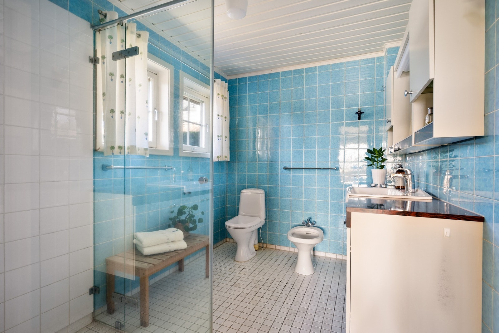 Soverom I er tilknyttet et eget bad med gulvvarme. Galleribilde