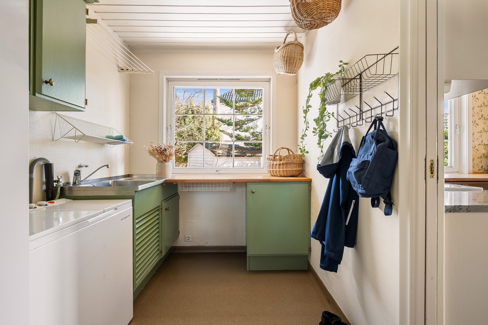 Fra kjøkkenet er det adkomst til boligens vaskerom. Galleribilde