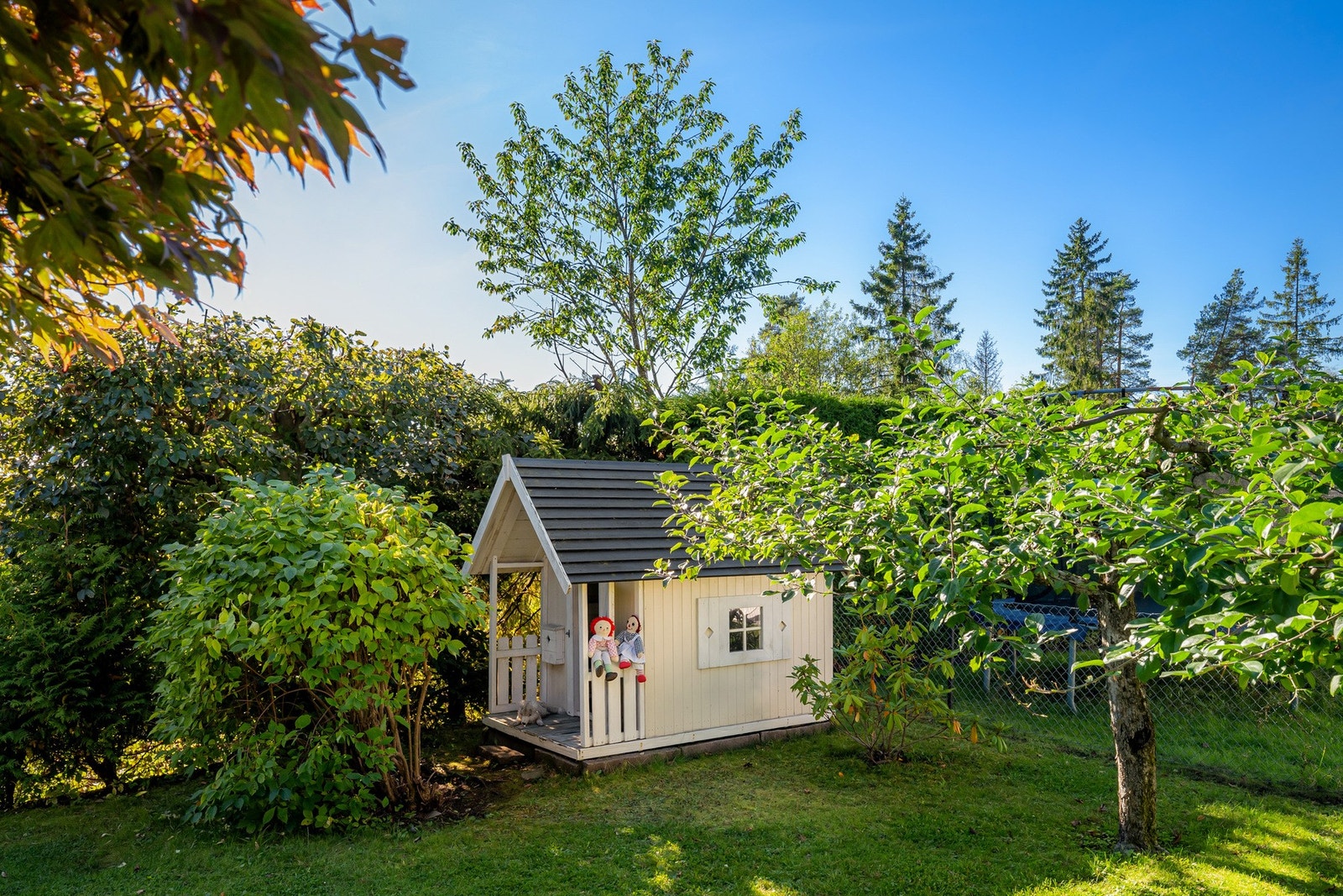 I hagen finner man også et sjarmerende dukkehus som legger til rette for lek. Galleribilde