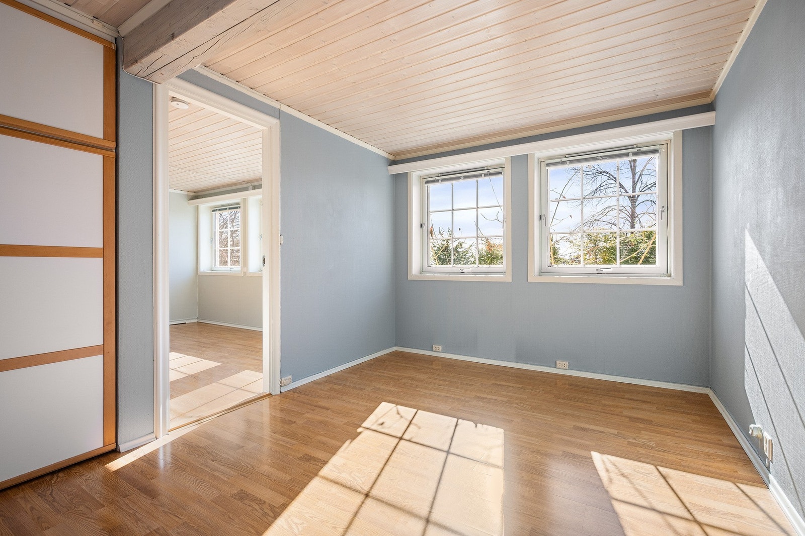 Det er plass til dobbeltseng, nattbord og ulike oppbevaringsløsninger. Galleribilde