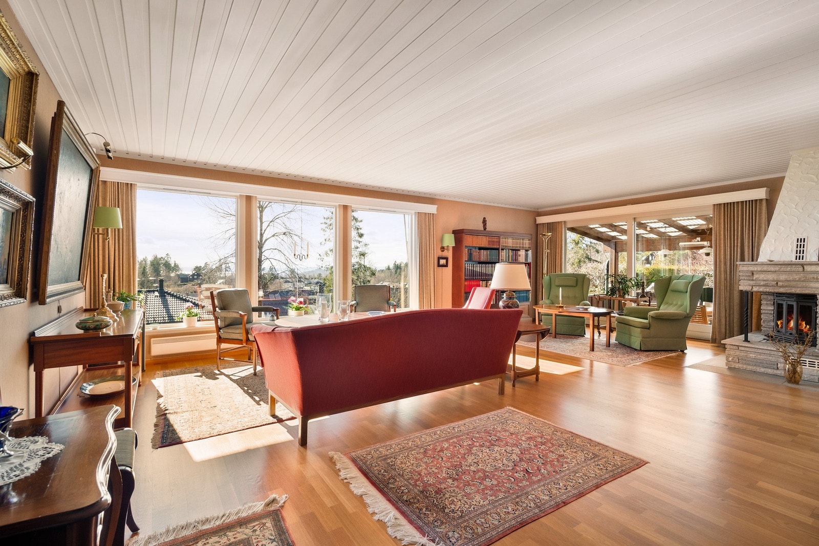 Lys stue med gode møbleringsmuligheter. Galleribilde