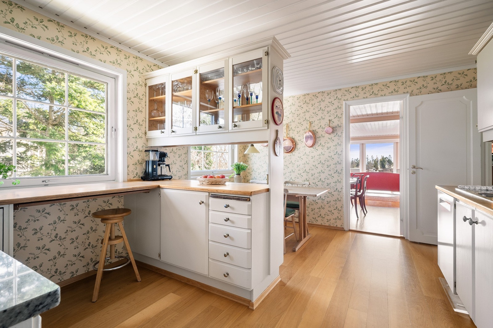 Innredningen er utformet i en praktisk U-løsning med rikelig skap- og benkeplass. Galleribilde