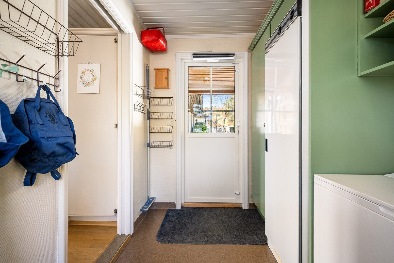 Vaskerommet har egen utgang til inngangspartiet, som gir en praktisk løsning i hverdagen - særlig godt tilpasset familier med barn og en aktiv hverdag. Galleribilde