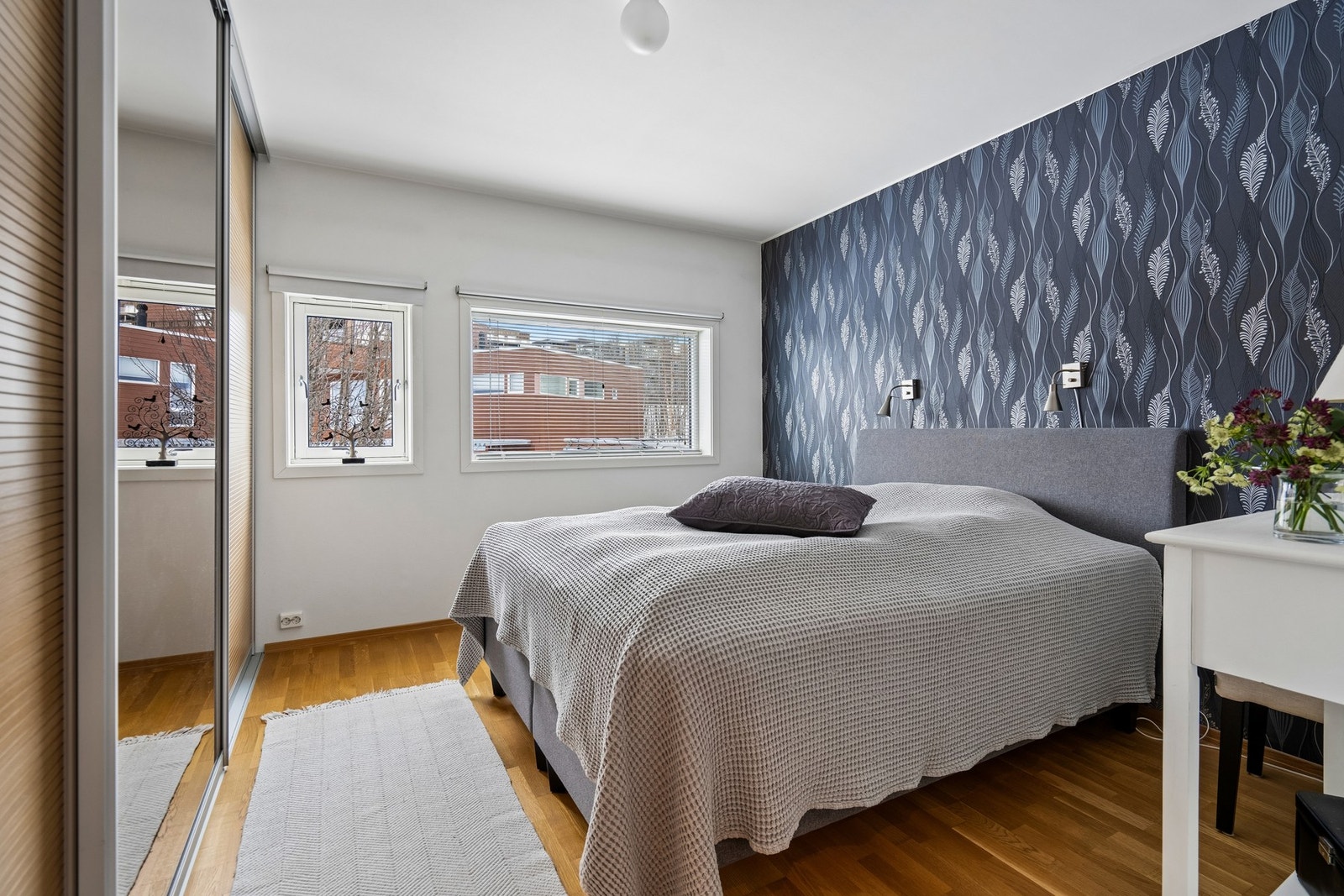 Hovedsoverom med god plass til både dobbeltseng og garderobeløsninger Galleribilde