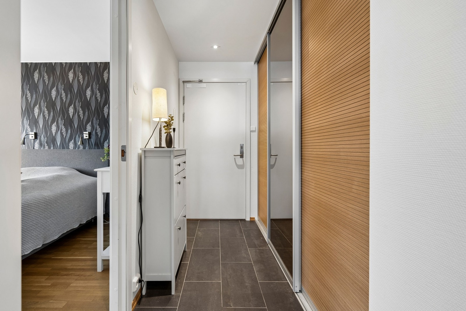 Velkommen inn! Praktisk flislagt entré Galleribilde