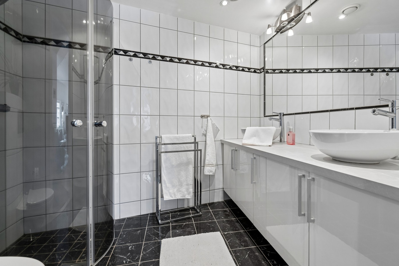 Vaskemaskin er i eget rom som frigjør plass på badet Galleribilde