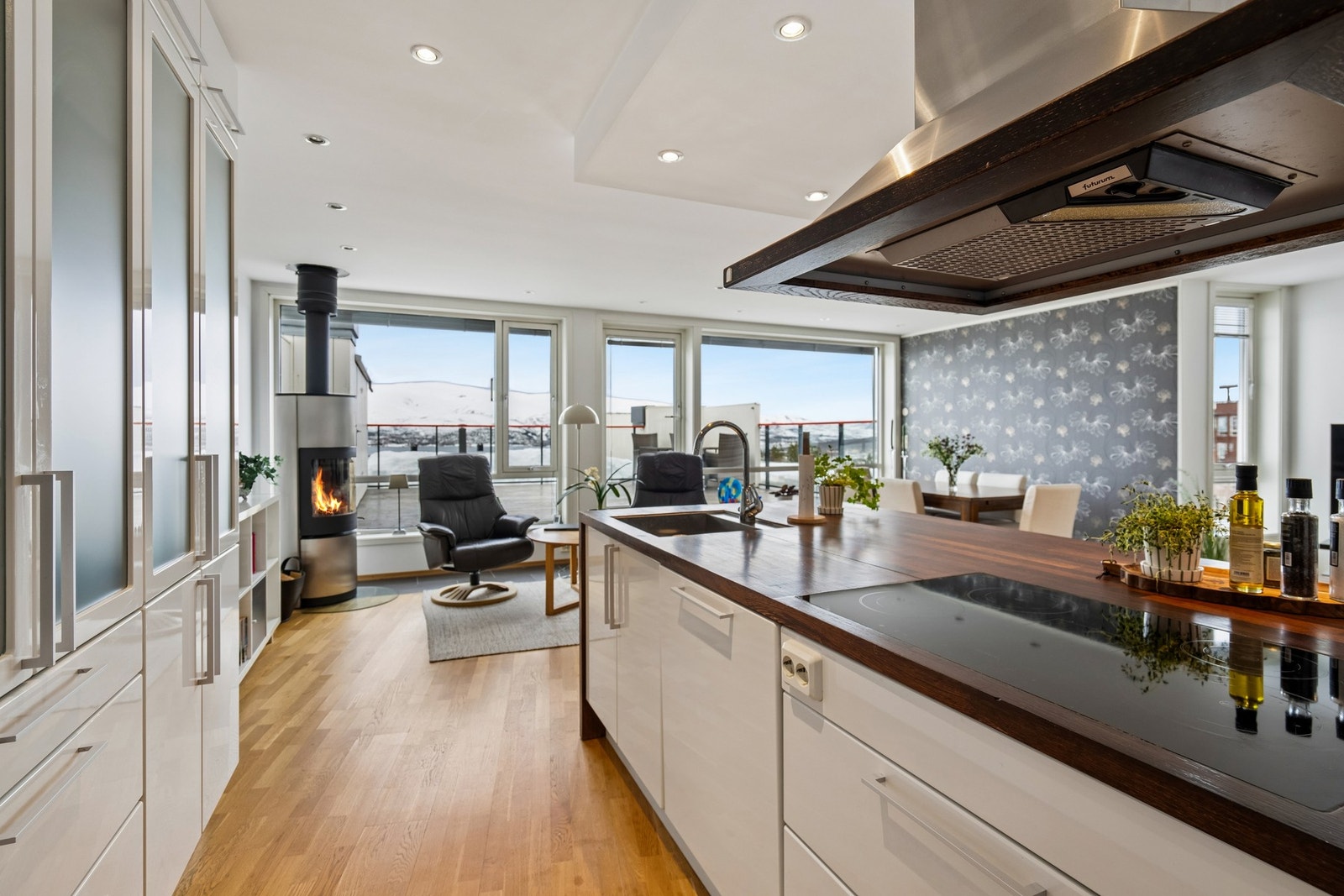 Kjøkkenet er utstyrt med integrerte hvitevarer Galleribilde