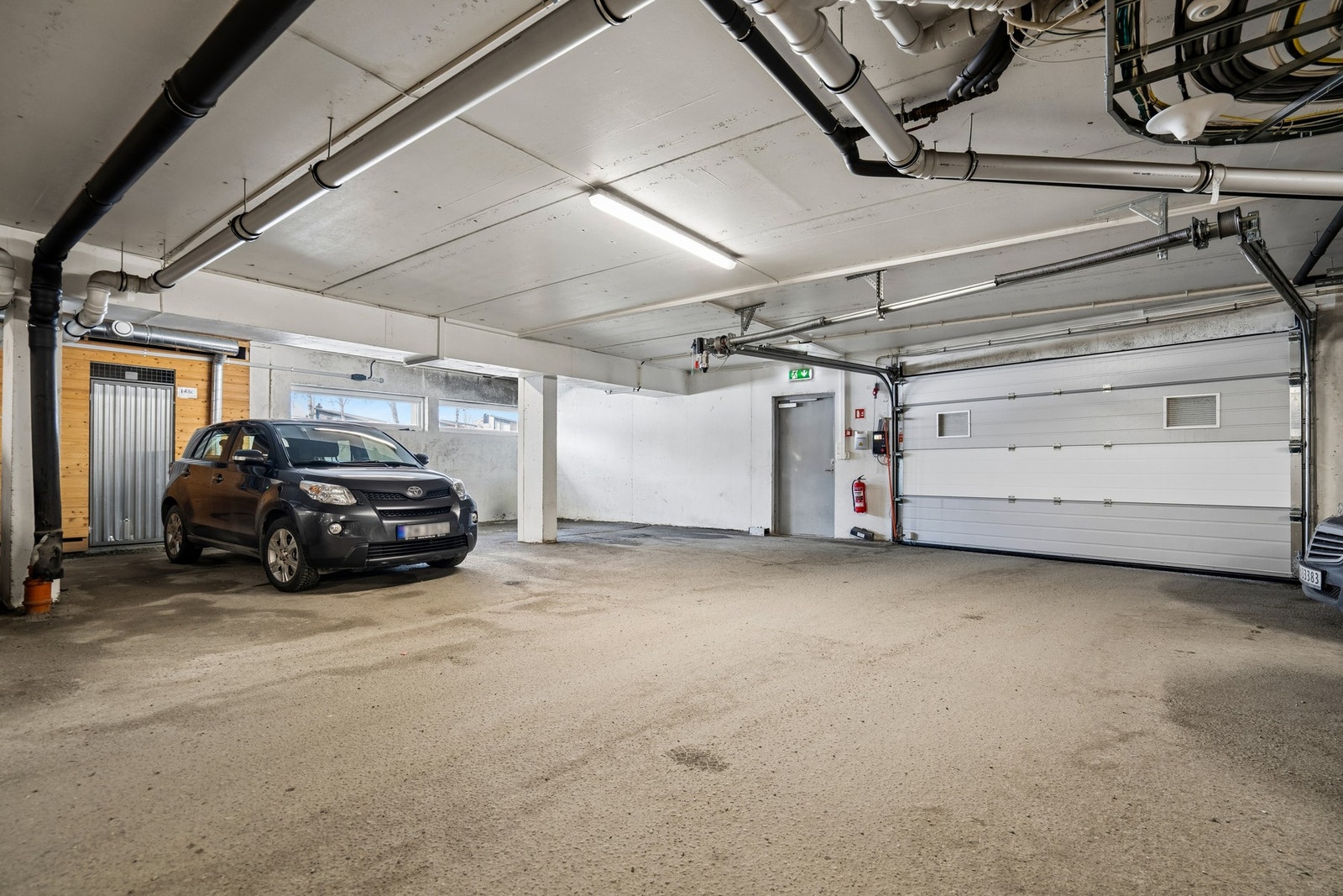 Leiligheten disponerer to parkeringsplasser i garasjeanlegget til sameiet. Her finner du også en sportsbod som tilhører leiligheten Galleribilde