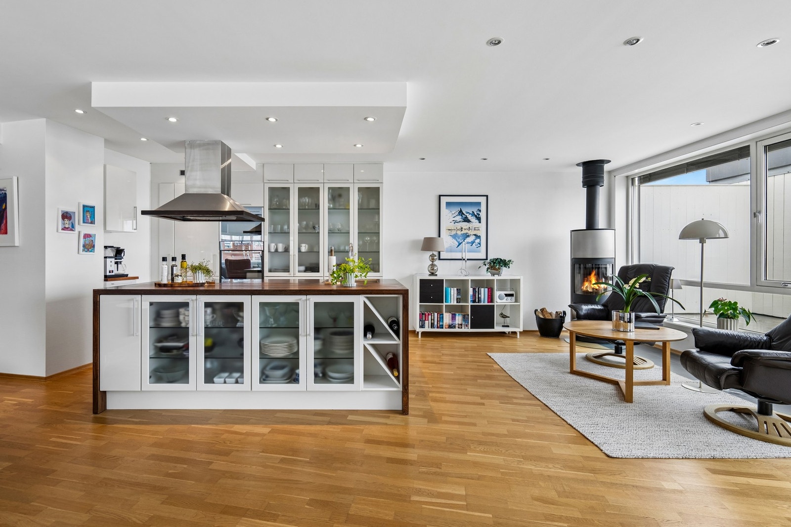 Det er en åpen planløsning som kombinert med store vinduer skaper en luftig atmosfære Galleribilde