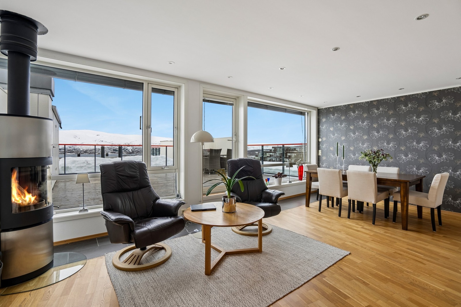 Leiligheten har vedfyring som skaper en lun og hyggelig atmosfære Galleribilde