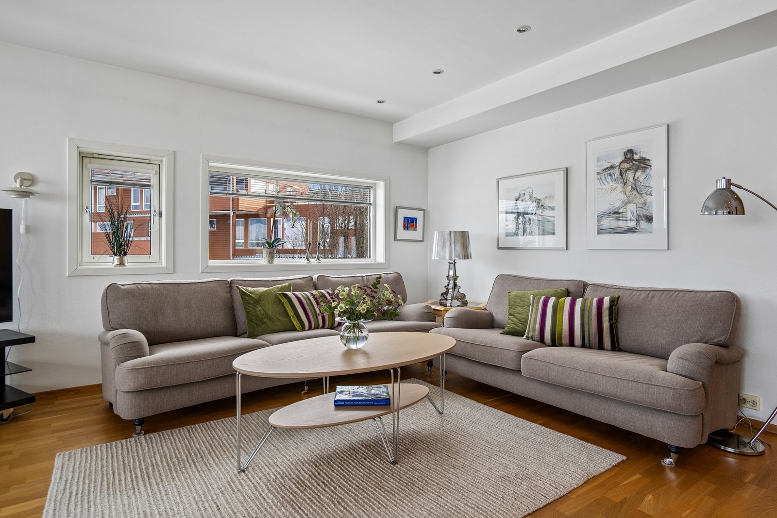 Hjørneplasseringen gir ekstra godt lysinnslipp fra flere vinduer Galleribilde