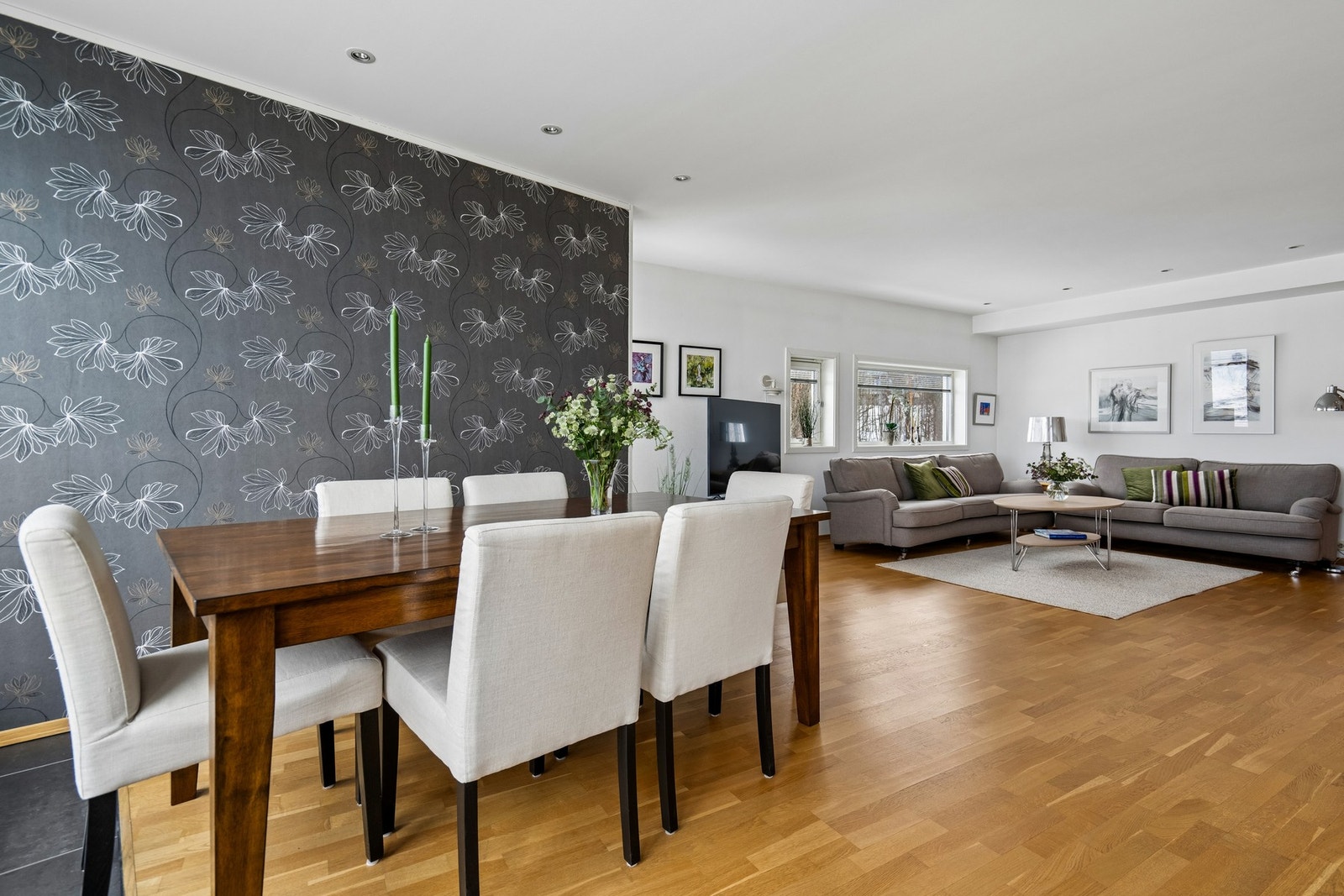 Lys og luftig stue med god plass til både sofagruppe og spiseplass Galleribilde