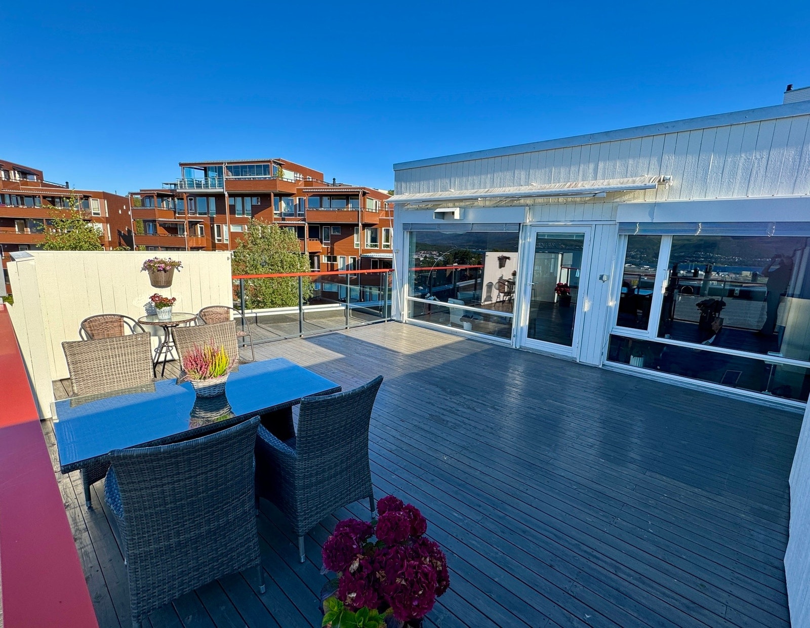 Her er det god plass til å nyte lange sommerkvelder. I tillegg er det sportsbod med inngang fra balkongen. Selgers private bilder Galleribilde