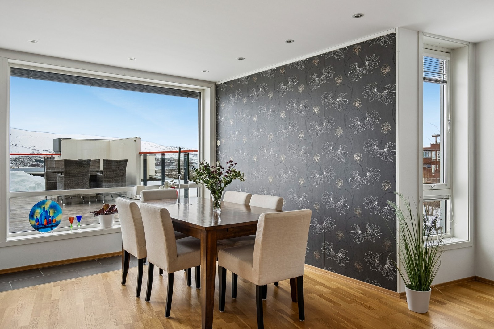 Her kan man nyte utsikten fra middagsbordet eller til morgenkaffen Galleribilde