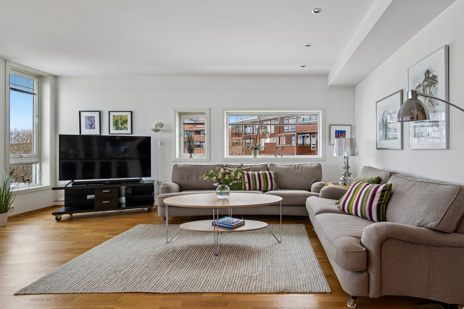 Boligen varmes opp med elektrisitet og vedfyring Galleribilde