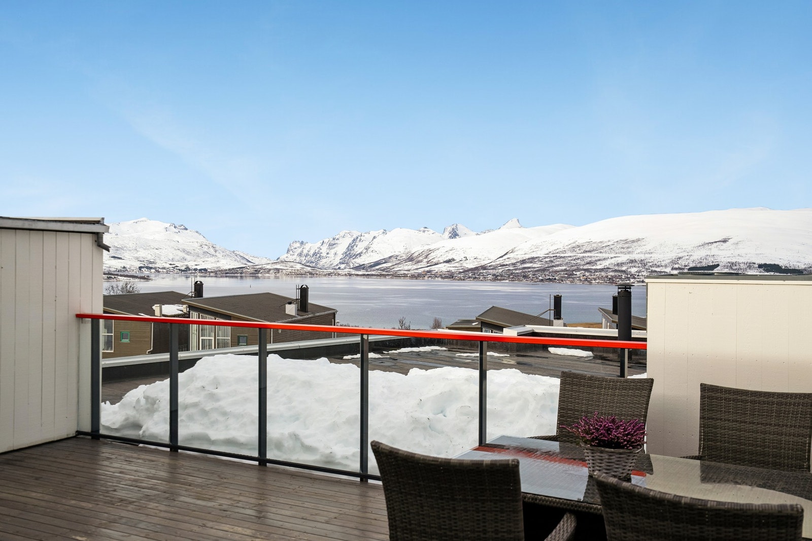 Boligen har en stor balkong på hele 37 m² med optimale solforhold Galleribilde