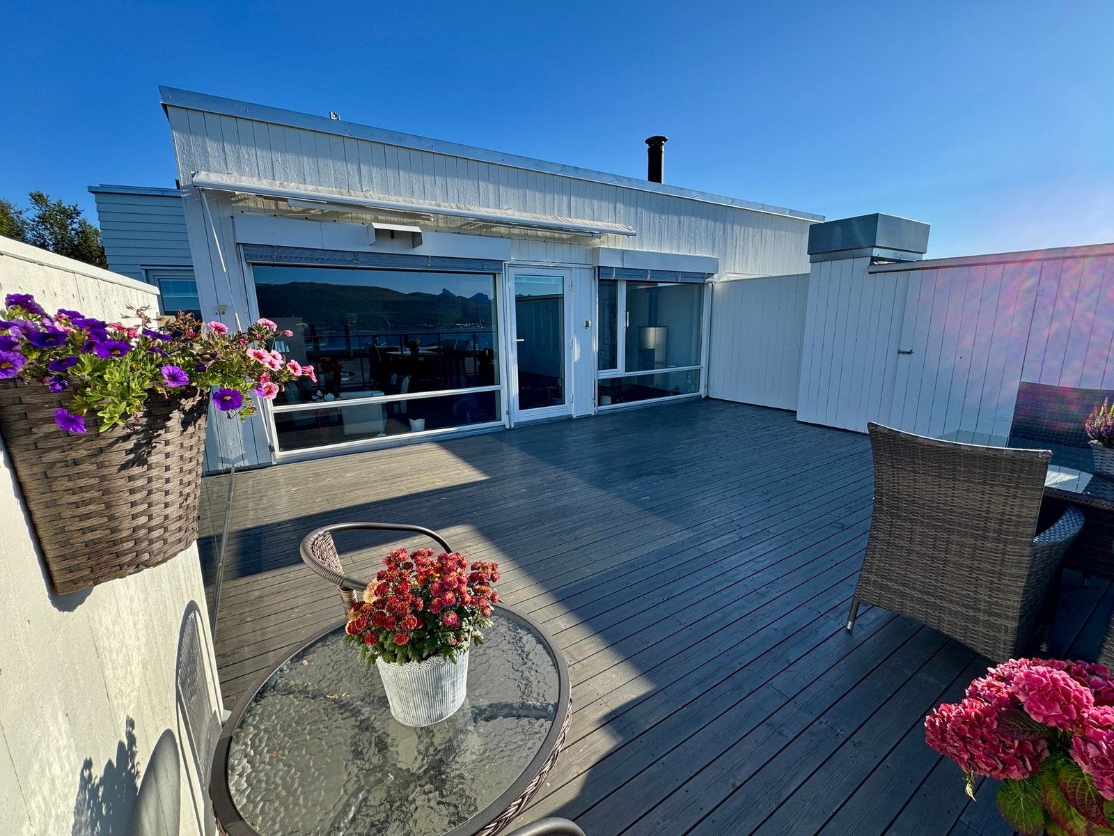 Stor og solrik balkong med god plass til både sittegrupper og utemøbler Galleribilde