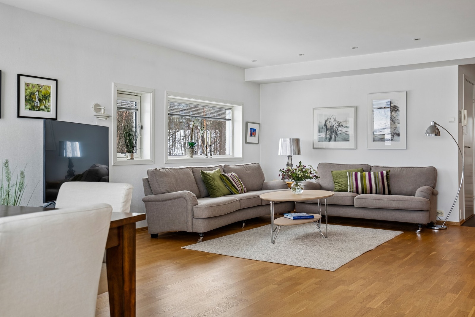 Stuen byr på god plass og et behagelig naturlig lys Galleribilde