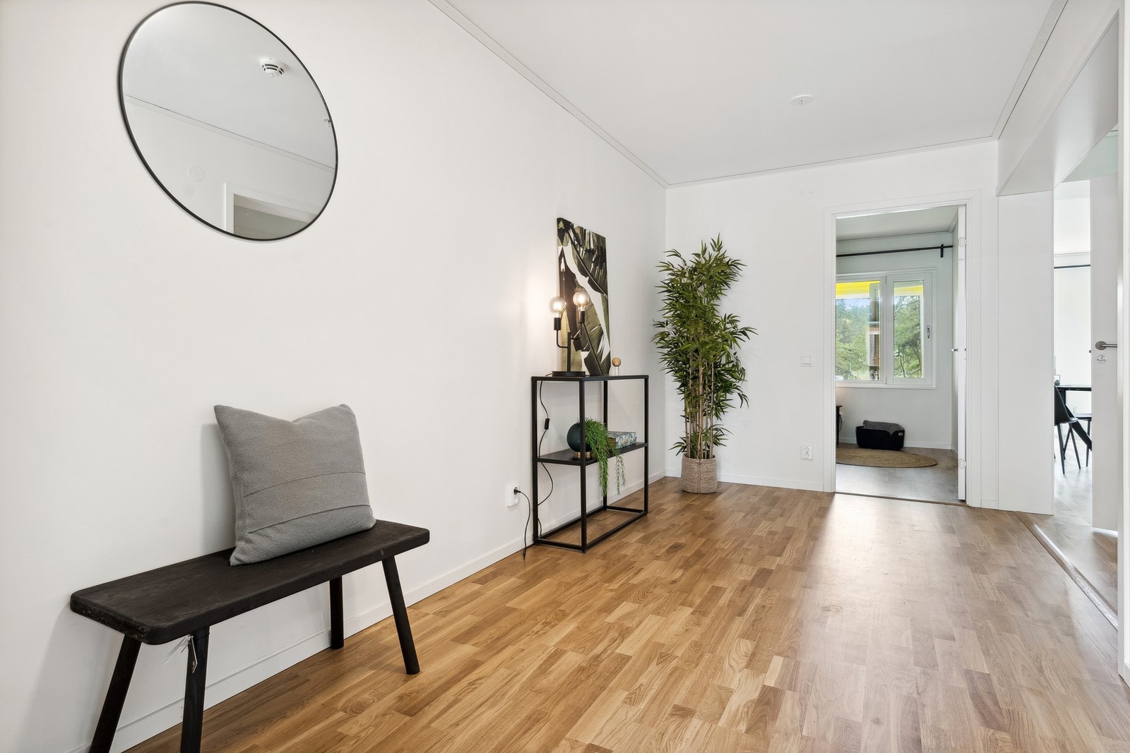 Romslig entré med parkett på gulv som er gjennomgående i leiligheten. Galleribilde
